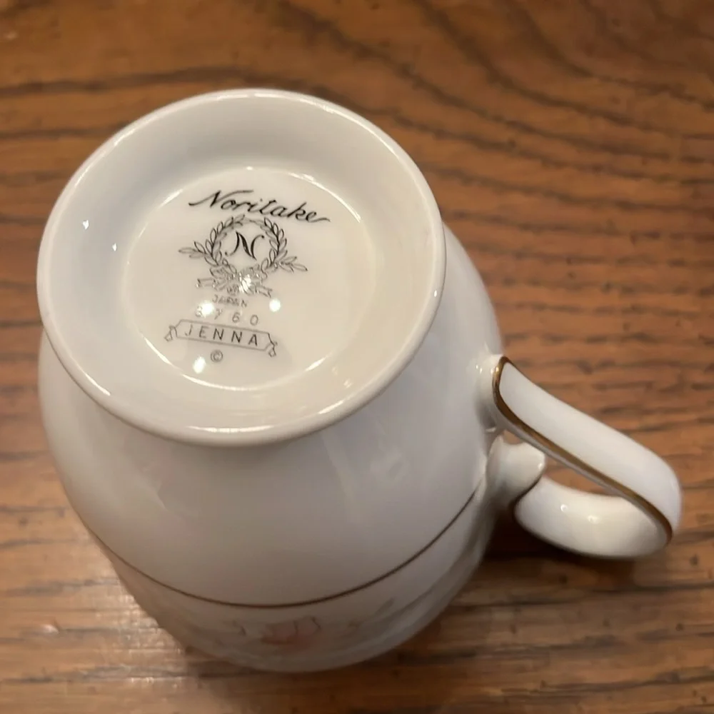 Noritake Jenna 12 five piece settings and oval vegetable‎ bowl